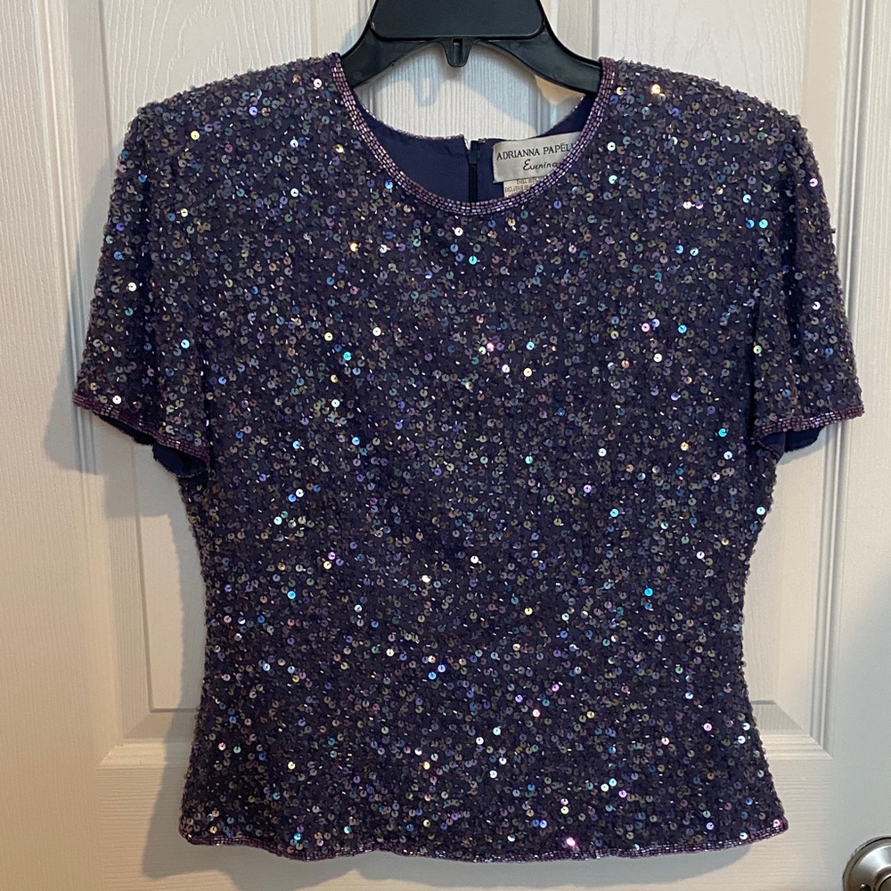 ADRIANA PAPELL EVENING SHELL 100% silk Sparkling purple Sequin. Zipper back